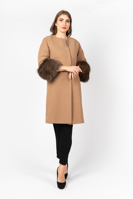Стильне жіноче пальто з хутром на рукавах